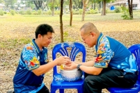 LINE_ALBUM_รดน้ำขอพรท่านรอง_260408_31