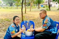 LINE_ALBUM_รดน้ำขอพรท่านรอง_260408_44