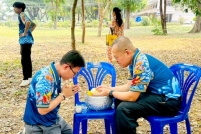 LINE_ALBUM_รดน้ำขอพรท่านรอง_260408_61