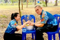 LINE_ALBUM_รดน้ำขอพรท่านรอง_260408_72