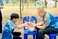 LINE_ALBUM_รดน้ำขอพรท่านรอง_260408_78