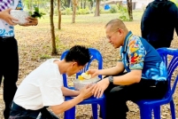 LINE_ALBUM_รดน้ำขอพรท่านรอง_260408_83