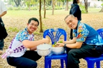 LINE_ALBUM_รดน้ำขอพรท่านรอง_260408_87